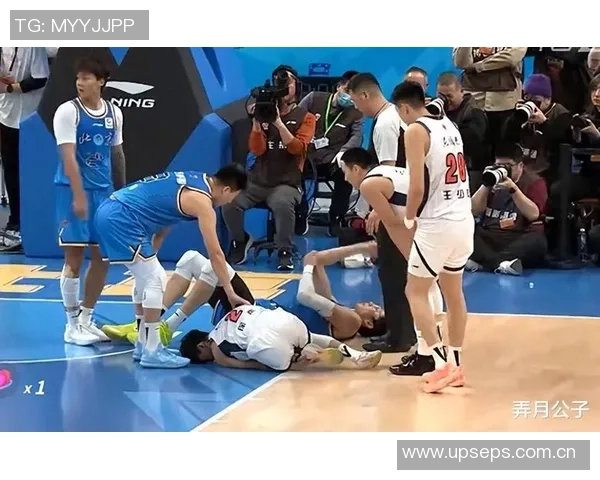徐杰遭遇膝盖撞击半场表现不佳仅得1分1板1助离场受伤